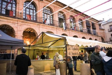 Alcaraz, Albacete, İspanya - 2 Mayıs 2025: Eski Alcaraz kasabasındaki Alfonsi Ortaçağ Pazarı