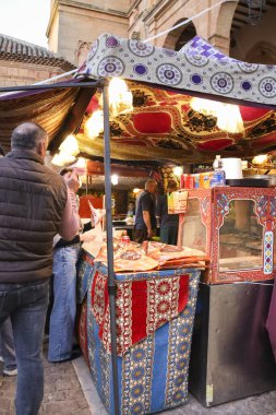 Alcaraz, Albacete, İspanya - 2 Mayıs 2025: Eski Alcaraz kasabasındaki Alfonsi Ortaçağ Pazarı