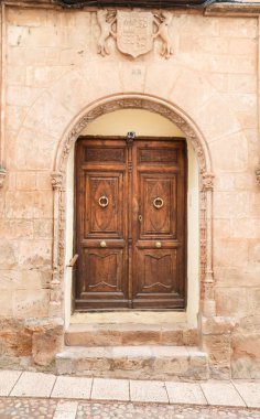 Alcaraz, Albacete, İspanya - 2 Mayıs 2025: Eski Alcaraz kasabasında güzel ahşap kapılı tarihi cephe