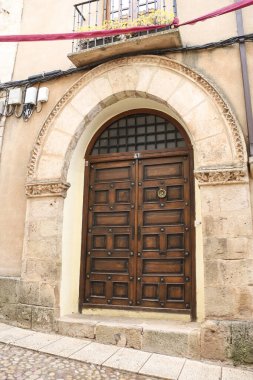 Alcaraz, Albacete, İspanya - 2 Mayıs 2025: Eski Alcaraz kasabasında güzel ahşap kapılı tarihi cephe