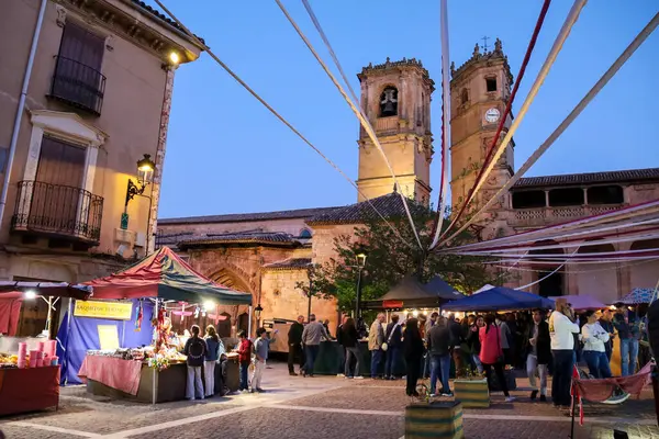 Alcaraz, Albacete, İspanya - 2 Mayıs 2025: Eski Alcaraz kasabasındaki Alfonsi Ortaçağ Pazarı
