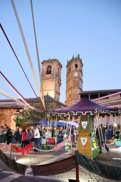 Alcaraz, Albacete, İspanya - 2 Mayıs 2025: Eski Alcaraz kasabasındaki Alfonsi Ortaçağ Pazarı