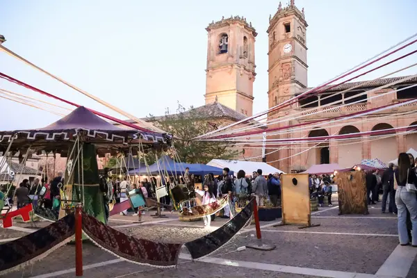 Alcaraz, Albacete, İspanya - 2 Mayıs 2025: Eski Alcaraz kasabasındaki Alfonsi Ortaçağ Pazarı