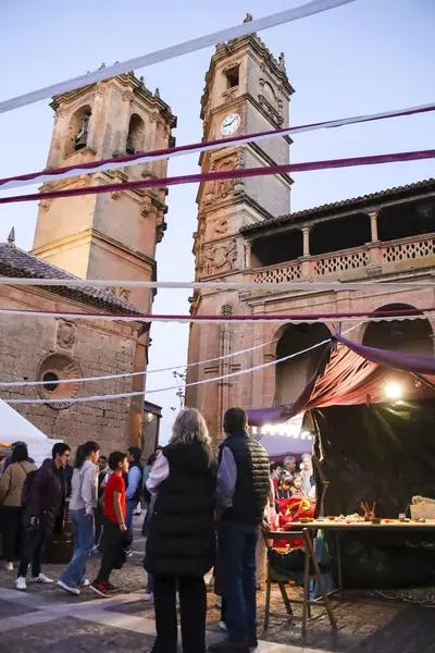 Alcaraz, Albacete, İspanya - 2 Mayıs 2025: Eski Alcaraz kasabasındaki Alfonsi Ortaçağ Pazarı
