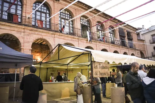 Alcaraz, Albacete, İspanya - 2 Mayıs 2025: Eski Alcaraz kasabasındaki Alfonsi Ortaçağ Pazarı