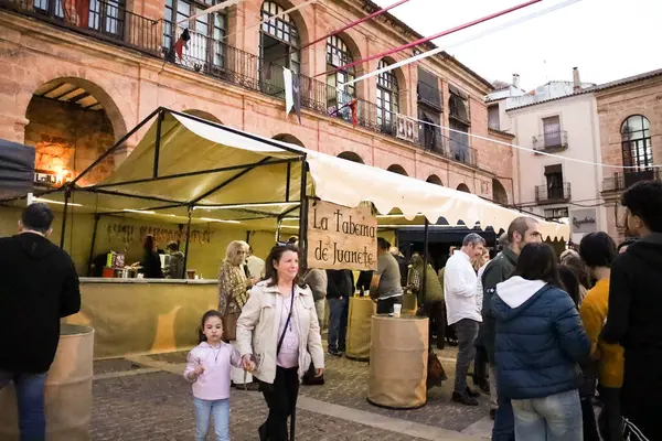 Alcaraz, Albacete, İspanya - 2 Mayıs 2025: Eski Alcaraz kasabasındaki Alfonsi Ortaçağ Pazarı