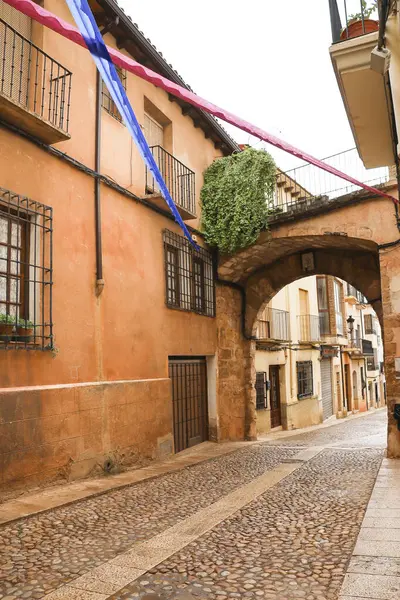 Alcaraz, Albacete, İspanya - 2 Mayıs 2025: Eski Alcaraz kasabasındaki Arco de La Puerta Nueva