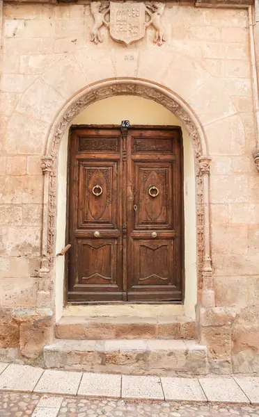 Alcaraz, Albacete, İspanya - 2 Mayıs 2025: Eski Alcaraz kasabasında güzel ahşap kapılı tarihi cephe