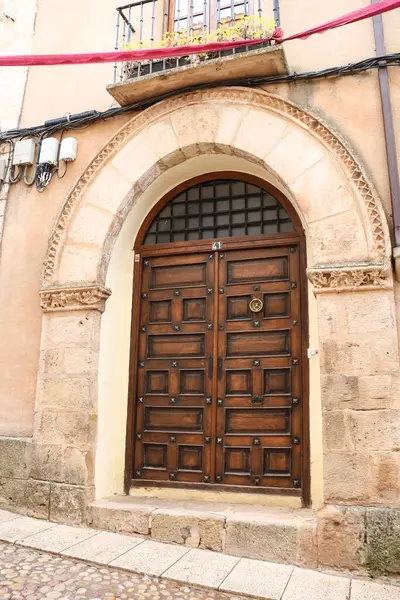 Alcaraz, Albacete, İspanya - 2 Mayıs 2025: Eski Alcaraz kasabasında güzel ahşap kapılı tarihi cephe