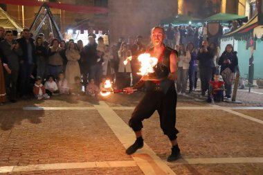 Alcaraz, Albacete, İspanya - 2 Mayıs 2025: Eski Alcaraz kasabasındaki Alfonsi Ortaçağ pazarında ateşle jonglörlük gösterisi