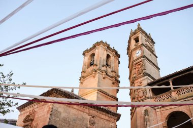 Plaza Belediye Başkanı 'ndaki Tardon ve Trinidad kuleleri Alfonsi ortaçağ pazarı için çelenklerle süslenmişti. Alcaraz, Albacete, İspanya