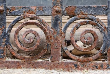 İspanya, Alcaraz 'da geometrik detaylarla birlikte demir kafes kullanılmış.