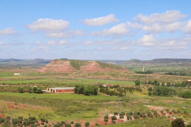 İspanya 'nın Alcaraz kasabasındaki bir dağın tepesinden panoramik dağ ve çayır manzarası