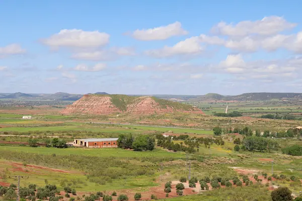 İspanya 'nın Alcaraz kasabasındaki bir dağın tepesinden panoramik dağ ve çayır manzarası