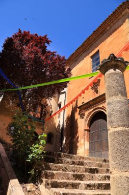 Alcaraz, Albacete, İspanya - 2 Mayıs 2025: Eski Alcaraz kasabasındaki San Miguel kilisesi, Alfonsi Ortaçağ pazarını kutlamak için çelenklerle süslenmişti.