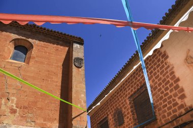 Alcaraz, Albacete, İspanya - 2 Mayıs 2025: Alfonsi Ortaçağ pazarını kutlayan, çelenklerle süslenmiş eski Alcaraz kasabası