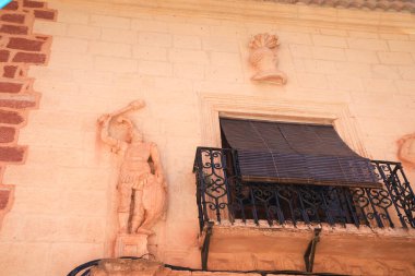 Alcaraz, Albacete, İspanya - 8 Mayıs 2025: Los Galiano evinin Rönesans cephesi taş figürler ve armalar ile