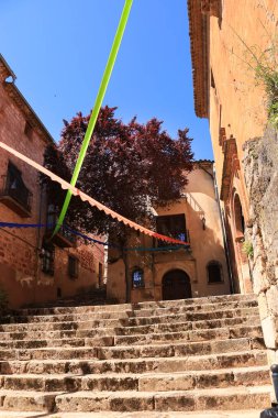 Alcaraz, Albacete, İspanya - 2 Mayıs 2025: Alfonsi Ortaçağ pazarını kutlayan, çelenklerle süslenmiş eski Alcaraz kasabası