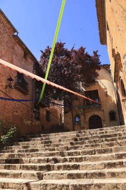 Alcaraz, Albacete, İspanya - 2 Mayıs 2025: Alfonsi Ortaçağ pazarını kutlayan, çelenklerle süslenmiş eski Alcaraz kasabası