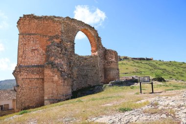 Alcaraz, Albacete, İspanya - 7 Mayıs 2025: Roma 'nın Alcaraz kasabasının kalesinin yanındaki su kemerinin kalıntıları