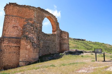 Alcaraz, Albacete, İspanya - 7 Mayıs 2025: Roma 'nın Alcaraz kasabasının kalesinin yanındaki su kemerinin kalıntıları