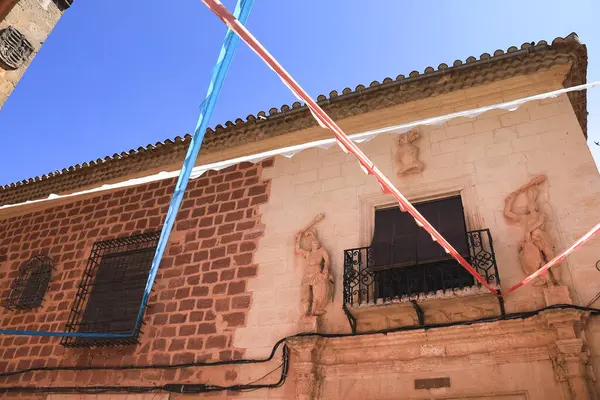 Alcaraz, Albacete, İspanya - 2 Mayıs 2025: Alfonsi Ortaçağ pazarını kutlayan, çelenklerle süslenmiş eski Alcaraz kasabası