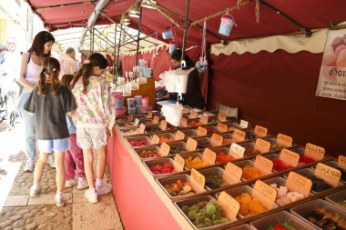 Alcaraz, Albacete, İspanya - 2 Mayıs 2025: Kurumuş meyve ve şekerlerle dolu market eski Alcaraz kasabasındaki ortaçağ pazarı