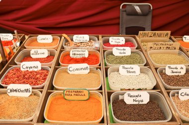 Alcaraz, Albacete, İspanya - 2 Mayıs 2025: Eski Alcaraz kasabasındaki ortaçağ pazarında aromatik bitkiler ve baharatlarla market tezgahı