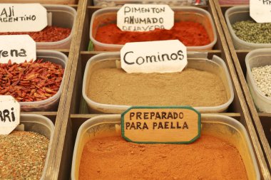 Alcaraz, Albacete, İspanya - 2 Mayıs 2025: Eski Alcaraz kasabasındaki ortaçağ pazarında aromatik bitkiler ve baharatlarla market tezgahı