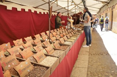 Alcaraz, Albacete, İspanya - 2 Mayıs 2025: Eski Alcaraz kasabasındaki ortaçağ pazarında aromatik ve tıbbi otlarla dolu pazar tezgahı