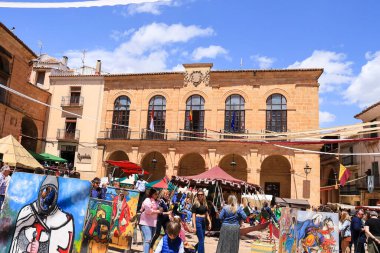 Alcaraz, Albacete, İspanya 2 Mayıs 2025 'te Alfonsi Ortaçağ pazarı için çelenklerle süslenmiş Alcaraz kasabasının ana meydanı olan Plaza Belediye Başkanı