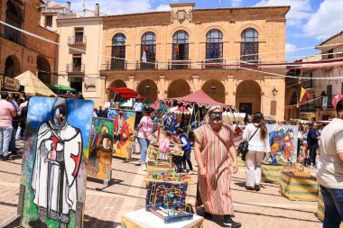 Alcaraz, Albacete, İspanya 2 Mayıs 2025 'te Alfonsi Ortaçağ pazarı için çelenklerle süslenmiş Alcaraz kasabasının ana meydanı olan Plaza Belediye Başkanı