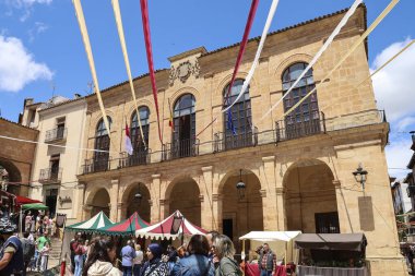 Alcaraz, Albacete, İspanya 2 Mayıs 2025 'te Alfonsi Ortaçağ pazarı için çelenklerle süslenmiş Alcaraz kasabasının ana meydanı olan Plaza Belediye Başkanı