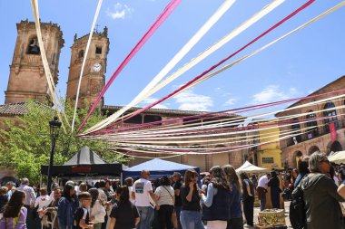 Alcaraz, Albacete, İspanya 2 Mayıs 2025 'te Alfonsi Ortaçağ pazarı için çelenklerle süslenmiş Alcaraz kasabasının ana meydanı olan Plaza Belediye Başkanı