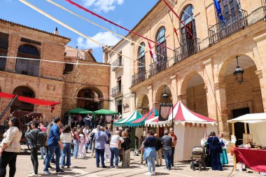 Alcaraz, Albacete, İspanya 2 Mayıs 2025 'te Alfonsi Ortaçağ pazarı için çelenklerle süslenmiş Alcaraz kasabasının ana meydanı olan Plaza Belediye Başkanı