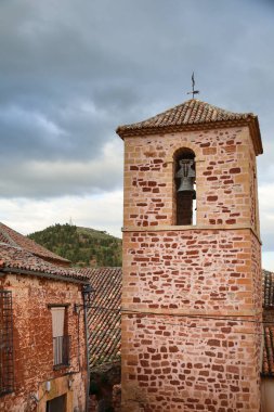 San Miguel Kilisesi 'nin çan kulesi Alcaraz, Albacete, İspanya' da bulutlu gökyüzünün altında