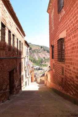 Alcaraz kasabası, Albacete, İspanya 'da eski güzel evleri olan dar bir sokak.