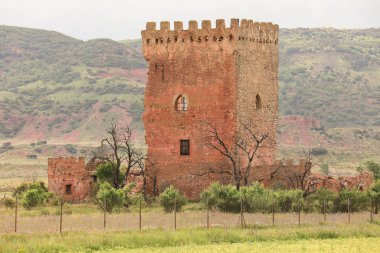 Gorgoji kulesi Sierra de Alcaraz, Albacete, İspanya 'da yeşil çayırlar ve dağlarla çevrilidir.