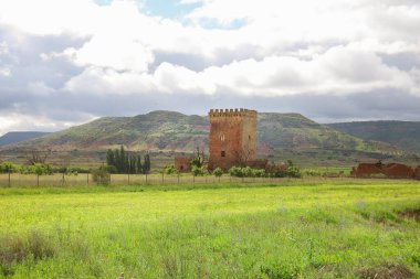 Gorgoji kulesi Sierra de Alcaraz, Albacete, İspanya 'da yeşil çayırlar ve dağlarla çevrilidir.