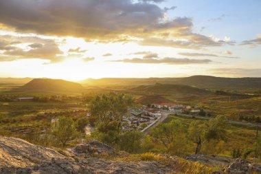 Gün batımında Alcaraz kasabası, Albacete, İspanya 'da Stratocumulus bulutları ile güzel gökyüzü manzarası