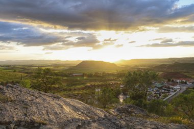 Gün batımında Alcaraz kasabası, Albacete, İspanya 'da Stratocumulus bulutları ile güzel gökyüzü manzarası