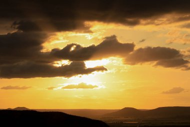 Gün batımında Alcaraz kasabası, Albacete, İspanya 'da Stratocumulus bulutları ile güzel gökyüzü manzarası