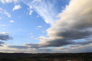 Öğleden sonra Alcaraz, Albacete, İspanya 'da Stratocumulus bulutlarıyla güzel gökyüzünün panoramik manzarası