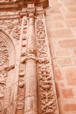 Villanueva de Los Infantes kasabası, Ciudad Real District, İspanya 'daki St. Andrew Kilisesi' nin Plateresk Tarzı 'nın mimari detayları.