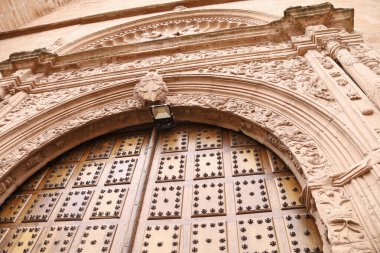Villanueva de Los Infantes kasabası, Ciudad Real District, İspanya 'daki St. Andrew Kilisesi' nin Plateresk Tarzı 'nın mimari detayları.