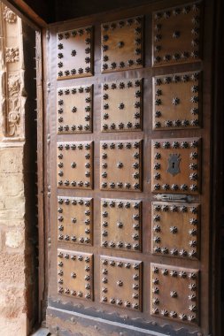 Villanueva de Los Infantes kasabası, Ciudad Real Bölgesi, İspanya 'daki St. Andrew Kilisesi' nin işlenmiş demirden kapıları.