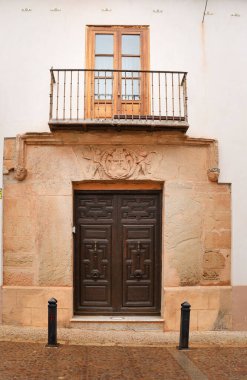 Villanueva de los Infantes kasabası, Ciudad Real, İspanya 'da taş kaplama cephelerle tarihi cepheler.