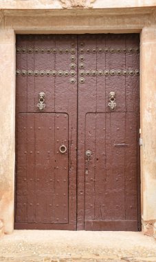 Villanueva de los Infantes, Ciudad Real, İspanya 'da demir işlemeli eski ahşap kapı.