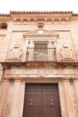 Villanueva de los Infantes kasabası, Ciudad Real, İspanya 'da taş kaplama cephelerle tarihi cepheler.