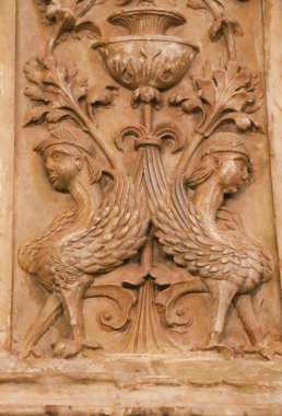 Villanueva de Los Infantes, Ciudad Real, İspanya - 8 Mayıs 2025: Villanueva de Los Infantes kasabasındaki St. Andrew Kilisesi 'nin içinde Plateresque tarzında Kürsü detayları